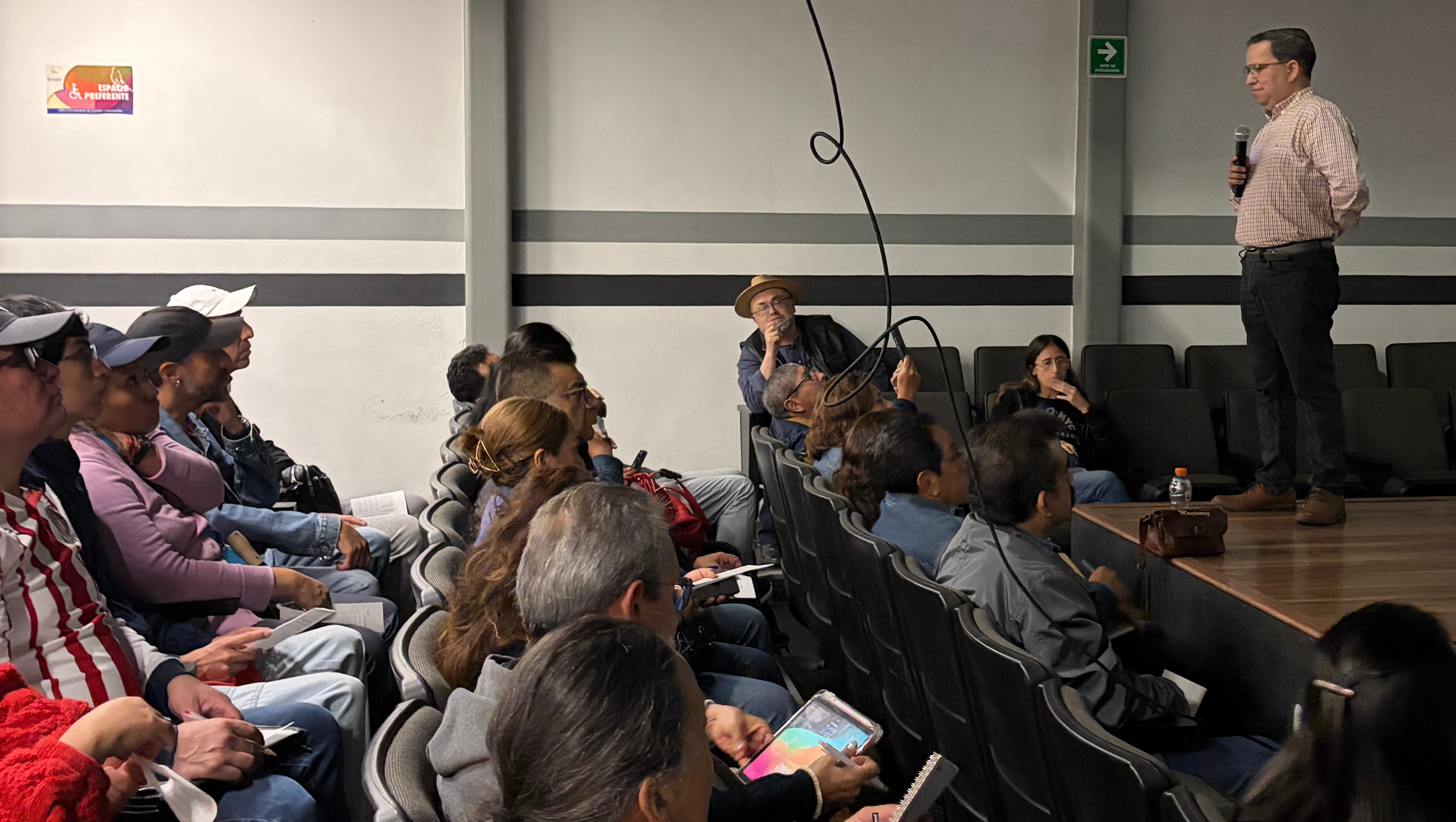 Gran alumnado en la clase de IA para Principiantes